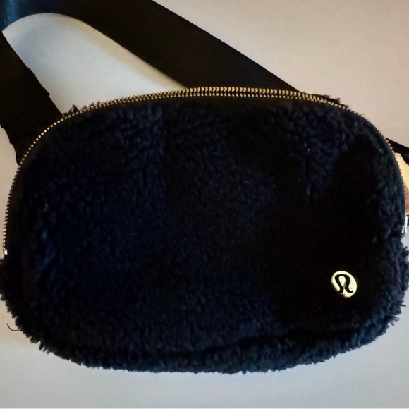 lululemon athletica Handbags - 🎉Lululemon Black Sherpa Crossbody Bag, NWOT